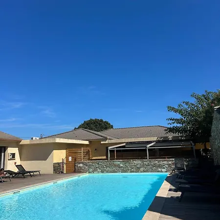 Pour 4 Personnes Avec Piscine *