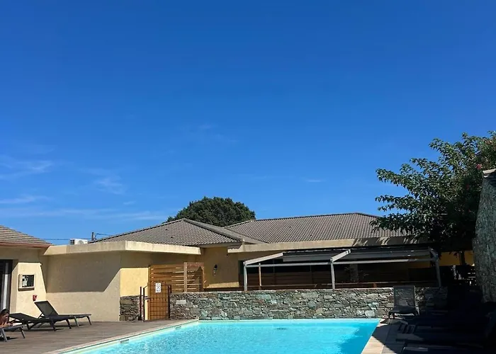 Pour 4 Personnes Avec Piscine *
